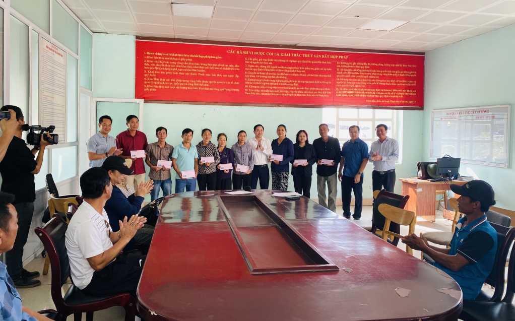  30 suất quà của Hội Thủy sản Việt Nam và Hiệp hội xuất nhập khẩu Thủy sản Việt Nam trao tặng cho ngư dân Quảng Ninh.