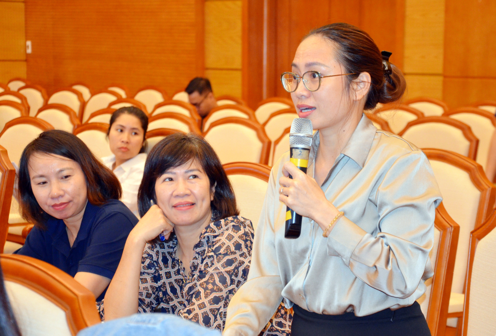 Đại diện Công ty CP Bia và Nước giải khát Hạ Long phát biểu vướng mắc về chính chính sách BHXH tại đơn vị.