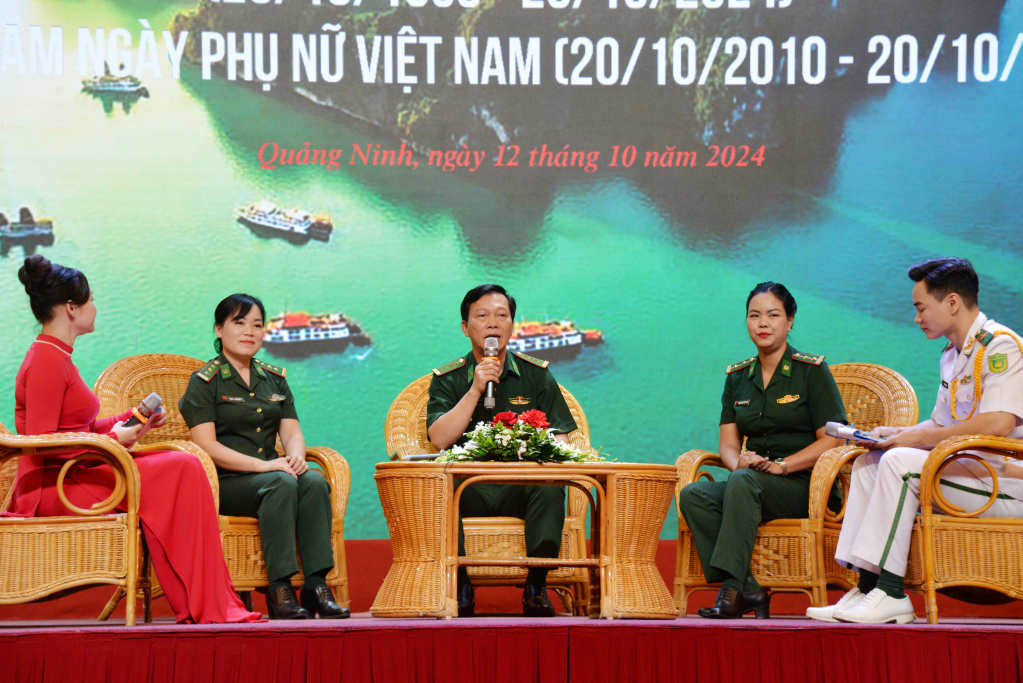 Các đại biểu tham gia giao lưu, chia sẻ các giải pháp phát huy trò của cán bộ, hội viên phụ nữ BĐBP.