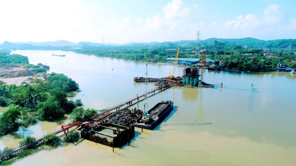 Cầu Lại Xuân được khởi công xây dựng từ tháng 3/2023, kết nối huyện Thủy Nguyên (TP Hải Phòng) và TX Đông Triều (tỉnh Quảng Ninh) qua sông Đá Bạc. Ảnh: Ngô Hưng (CTV)