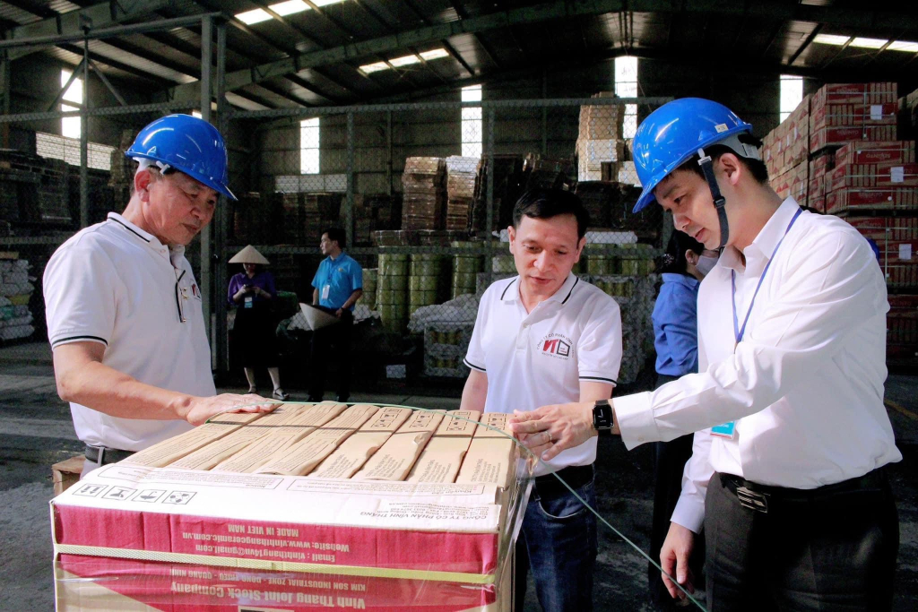 Lãnh đạo TX Đông Triều thăm và làm việc tại Công ty CP Vĩnh Thắng. Ảnh: Đinh Yến (CTV)