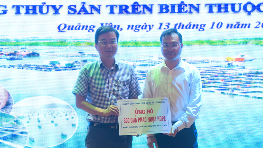 Các doanh nghiệp, cơ quan, đơn vị trên địa bàn trao tặng 1.500 quả phao nhựa HĐPE để TX Quảng Yên hỗ trợ ngư dân tái thiết sản xuất sau bão.