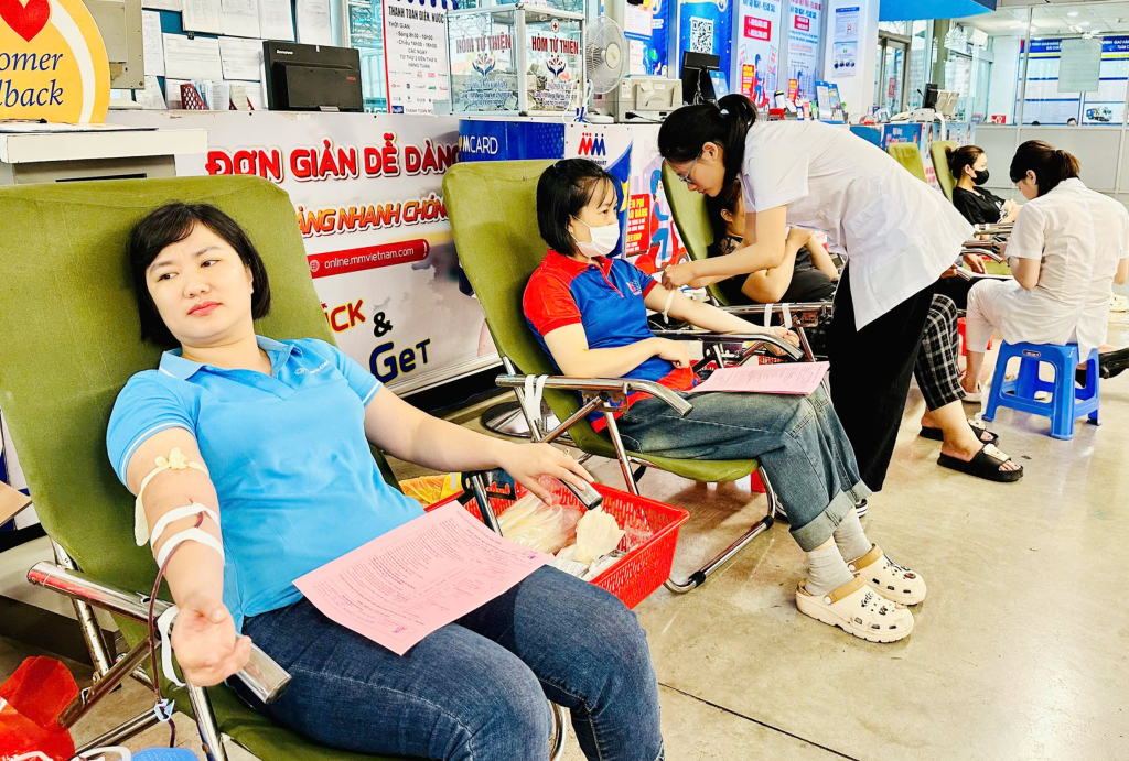 Đông đảo cán bộ, nhân viên, tình nguyện viên chữ thập đỏ tham gia Chương trình HMTN tại phường Hà Tu (TP Hạ Long).
