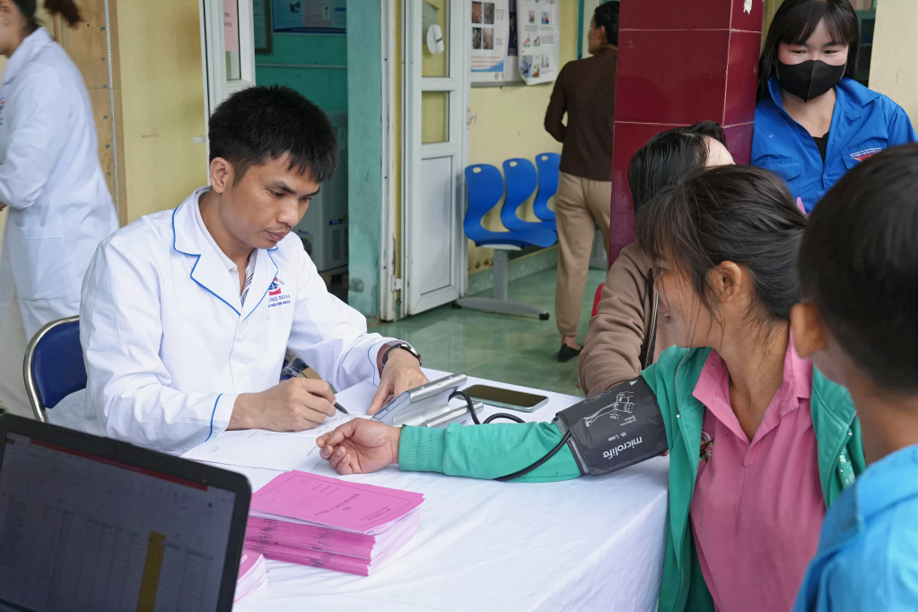 Bác sĩ Bệnh viện Đa khoa tỉnh khám sức khỏe cho phụ nữ trên địa bàn xã Bắc Sơn (TP Móng Cái).