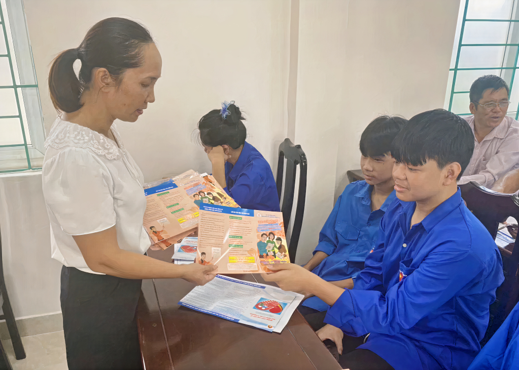 Cán bộ dân số phường Hải Yên (TP Móng Cái) tuyên truyền về các chính sách dân số cho đối tượng thanh niên trên địa bàn.