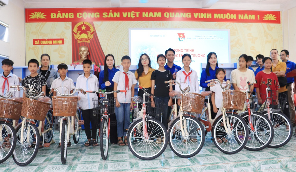 Đoàn Thanh niên Trung tâm Truyền thông tỉnh, Huyện Đoàn Hải Hà và các nhà tài trợ trao tặng xe đạp cho học sinh.