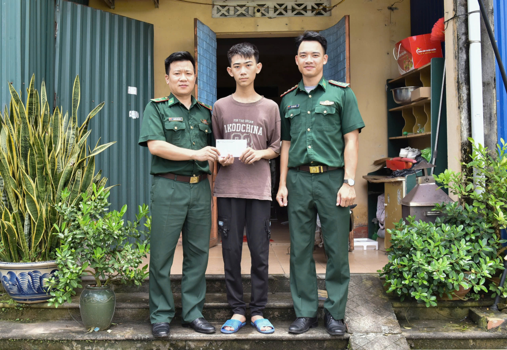 Lãnh đạo Đồn Biên phòng Bắc Sơn trao kinh phí hỗ trợ học tập cho em Lý Văn Thắng (xã Bắc Sơn, TP Móng Cái).