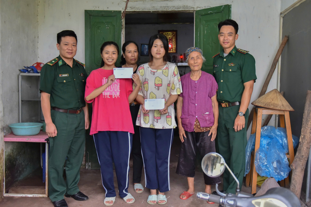 Hai chị em Trần Thị Xuân và Trần Ngọc Mai (phường Ka Long, TP Móng Cái) vui mừng khi được các 