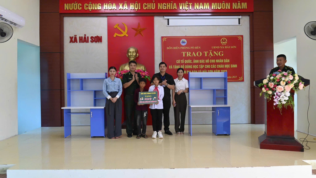 Đồn BP Pò Hèn phối hợp với xã Hải Sơn tặng góc học tập cho cháu Chìu Thu Hương và các cháu do đơn vị đỡ đầu theo Chương trình “Nâng bước em đến trường - Con nuôi Đồn Biên phòng” và Dự án “Cán bộ, chiến sỹ Quân đội nâng bước em đến trường”. 