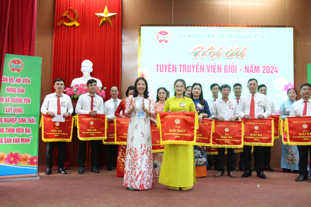 Đồng chí Nguyễn Thị Hoài Hương, Chủ tịch Hội nông dân TX Quảng Yên trao giải Nhất cho thí sinh Nguyễn Thị Hậu.