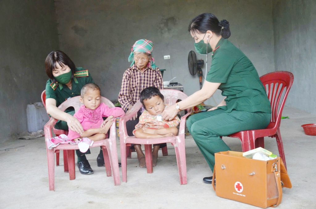 Hội Phụ nữ BĐBP tỉnh thăm, tặng quà, khám bệnh miễn phí cho trẻ em có hoàn cảnh đặc biệt huyện Bình Liêu.