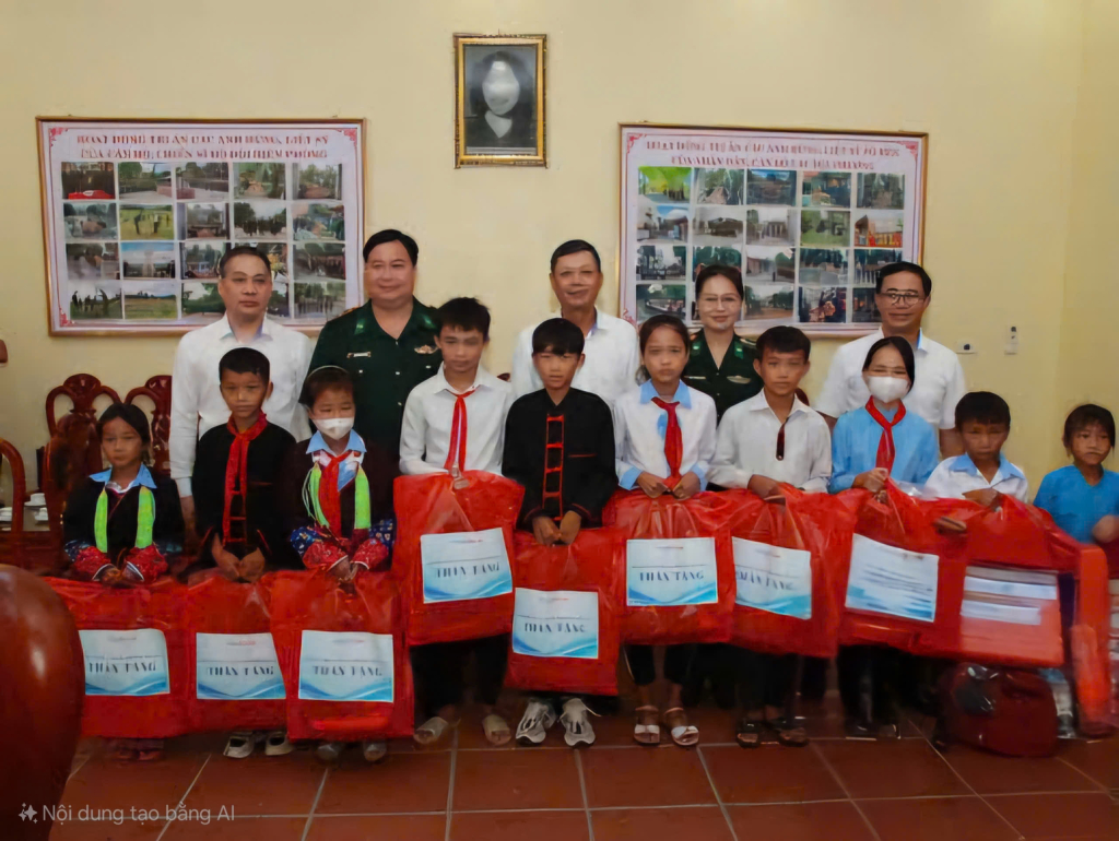 Hội Phụ nữ BĐBP tỉnh phối hợp tặng quà cho học sinh có hoàn cảnh khó khăn  xã Hải Sơn (TP Móng Cái).