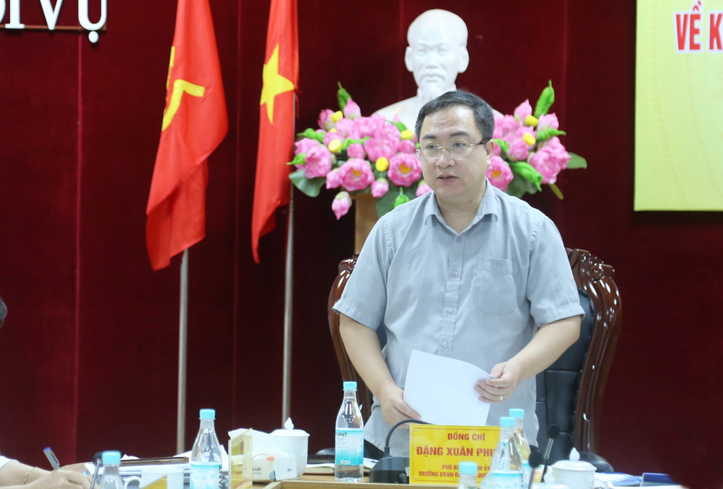 Đồng chí Đặng Xuân Phương, Phó Bí thư Tỉnh ủy, Trưởng Đoàn ĐBQH tỉnh phát biểu tại buổi làm việc.