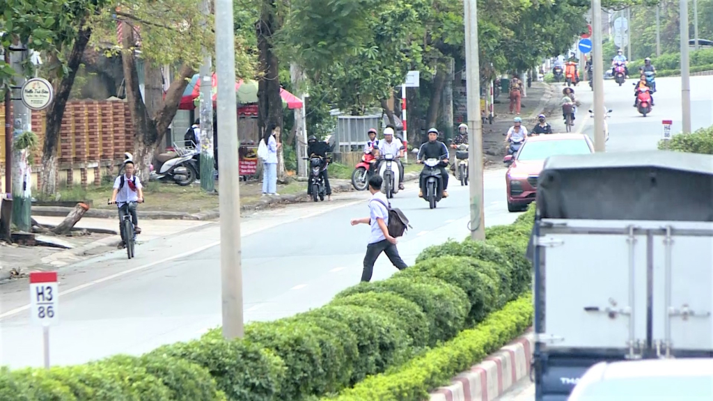 Những trường hợp người đi bộ sang đường không đúng nơi quy định như thế này đang diễn ra phổ biến ở khá nhiều tuyến đường.