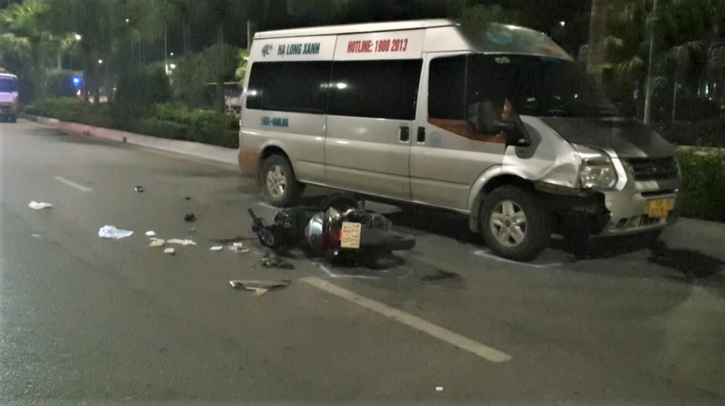 Hiện trường vụ TNGT xảy ra tối này 10/8/2024, trên Quốc lộ 18 đoạn gần cổng bến xe Bãi Cháy, thành phố Hạ Long do người điều khiển mô tô đi ngược chiều đường.