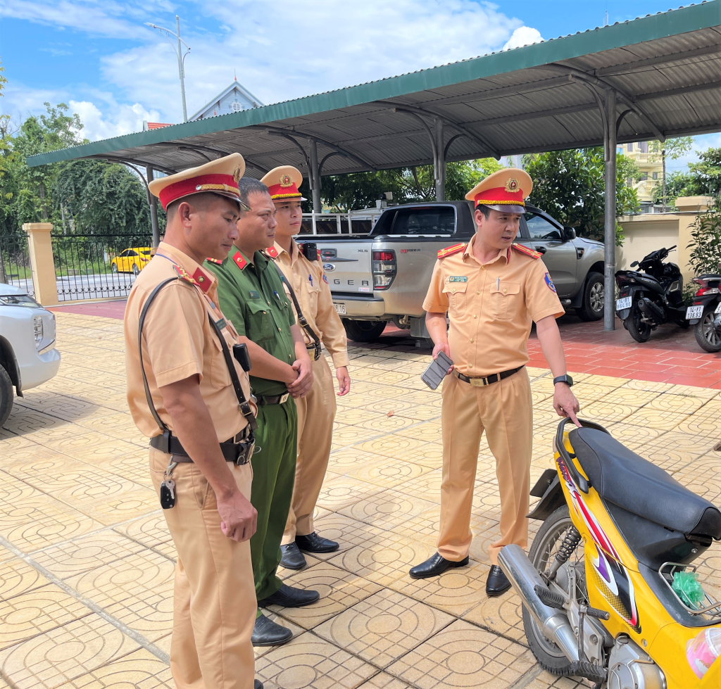 Lãnh đạo Phòng CSGT, Công an tỉnh làm việc với Công an xã Thống Nhất, TP Hạ Long và Đội CSGT- TT Công an Thành phố để triển khai công tác đảm bảo TTATGT đến Công an cấp xã, lực lượng an ninh trật tự ở cơ sở. 