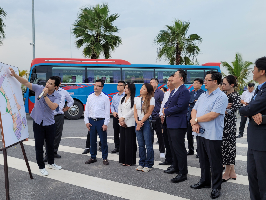 Đoàn các doanh nghiệp, nhà đầu tư Hàn Quốc tìm hiểu cơ hội đầu tư vào Quảng Ninh tại KCN Bắc Tiền Phong (TX Quảng Yên). Ảnh: Song Hà
