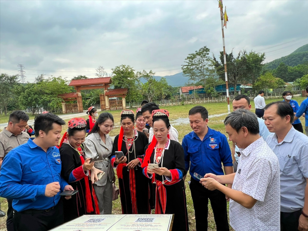 Đoàn thanh niên xã Bằng Cả tổ chức gắn mã QR Code công trình thanh niên 