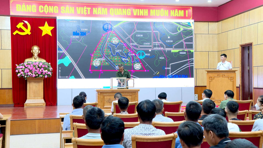 Các cá nhân thực hiện bốc thăm vị trí nuôi hàu, nuôi cá trên vùng biển thành phố.