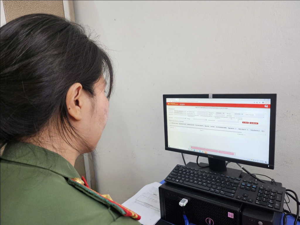 Cán bộ phòng Hồ sơ tra cứu thông tin phục vụ cấp phiếu lý lịch tư pháp qua phần mềm VneID.