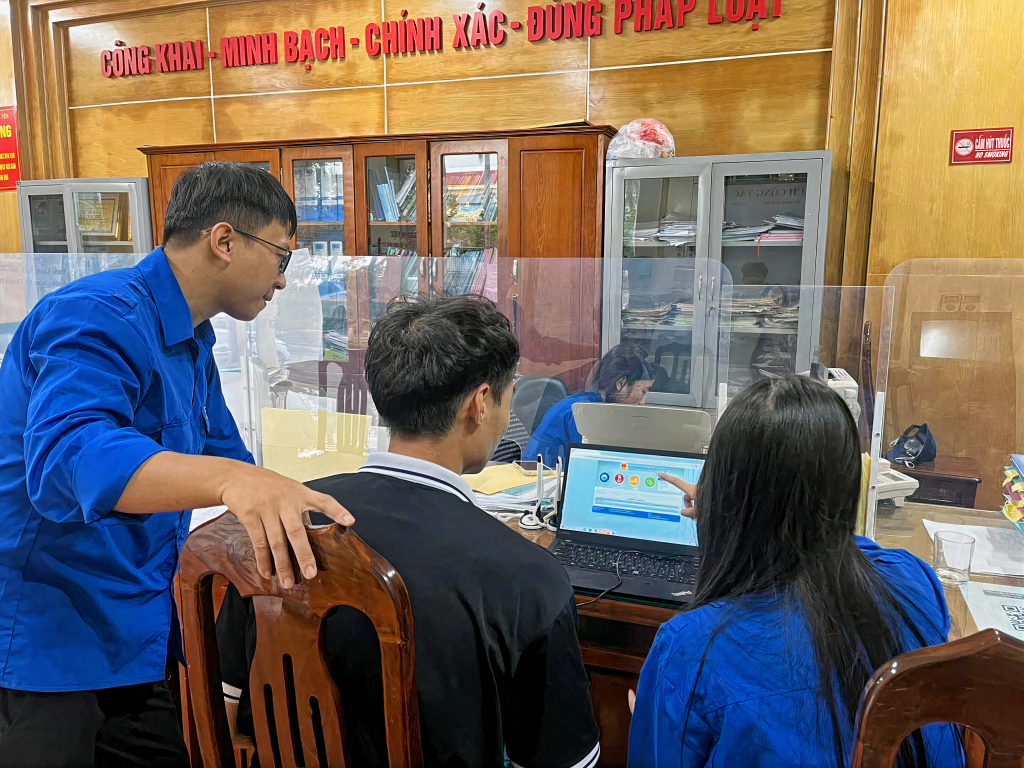 ĐVTN trên địa bàn huyện Tiên Yên hướng dẫn người dân sử dụng dịch vụ công trực tuyến mức độ 3,4.