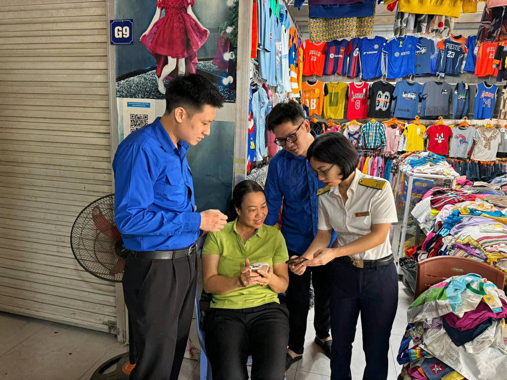 ĐVTN trên địa bàn huyện Hải Hà phối hợp với Chi cục thuế khu vực Hải Hà - Đầm Hà hướng dẫn người dân nộp thuế qua ứng dụng Etaxmobile.