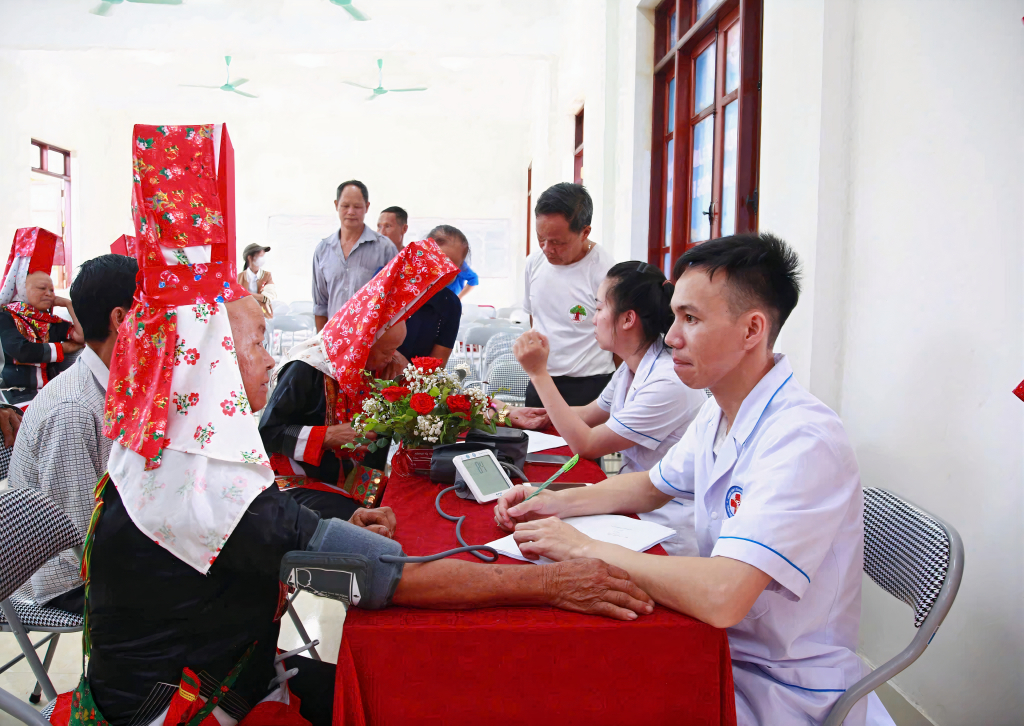 ĐVTN là các bác sĩ trên địa bàn huyện Tiên Yên triển khai chương trình hành trình thầy thuốc trẻ làm theo lời Bác khám bệnh, cấp phát thuốc miễn phí cho bà con DTTS trên địa bàn.