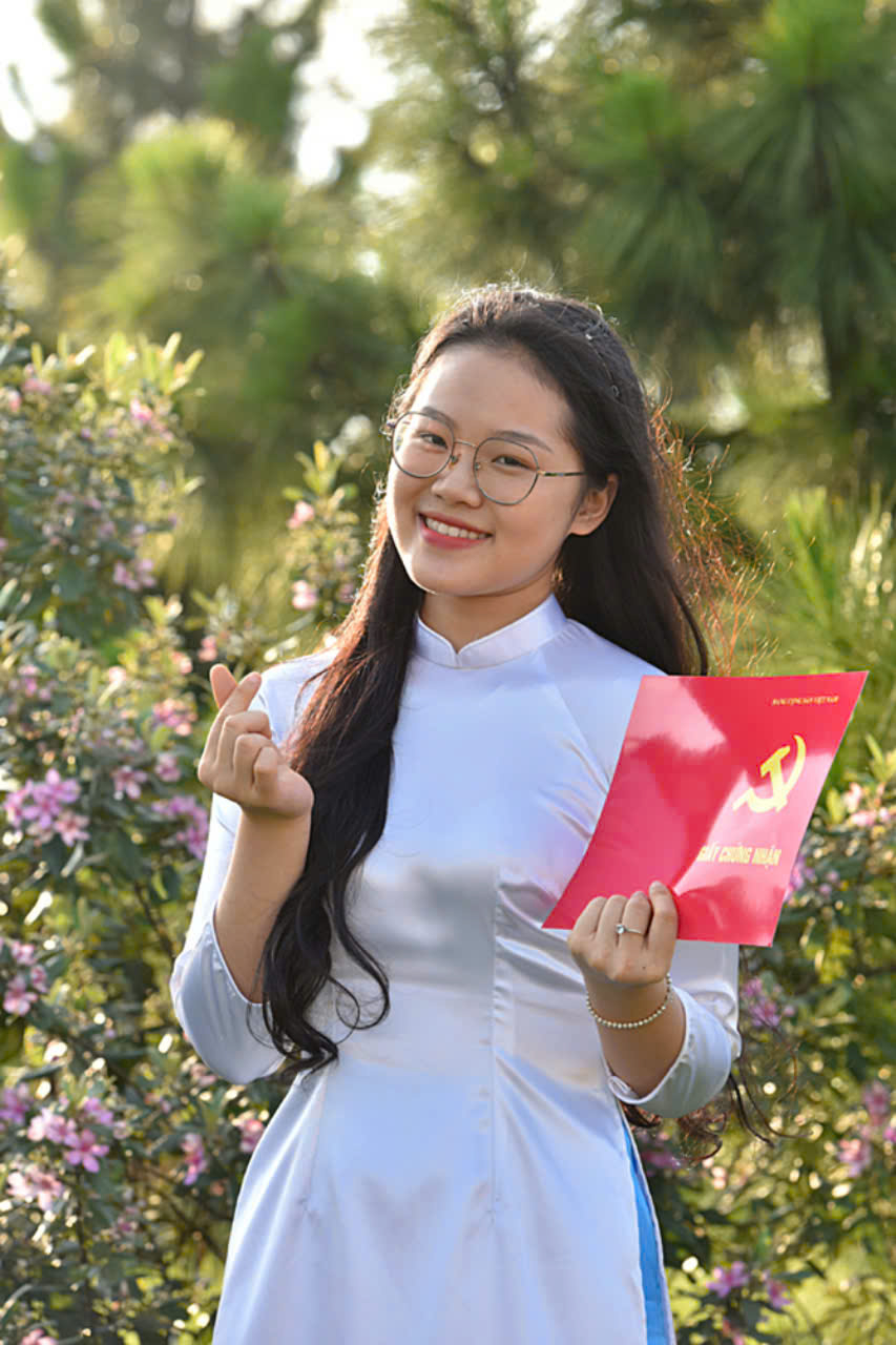 Công nhân Nguyễn Thị Ngọc, phân xưởng Dịch vụ, vừa được kết nạp Đảng.