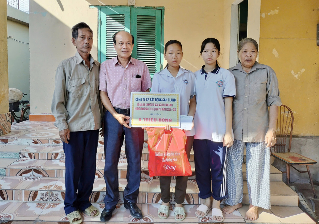 Lãnh đạo Hội Bảo trợ NKT-TMC tỉnh trao đỡ đầu cho em Nguyễn Ngân Nga, khu Lâm Sinh 1, phường Minh Thành (TX Quảng Yên).