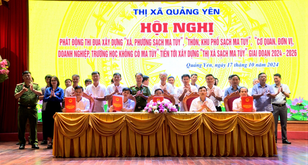 Đại diện các phòng, ban chuyên môn, xã, phường và các lực lượng, đơn vị, trường học ký giao ước thi đua xây dựng Quảng yên là “Thị xã sạch ma túy”.