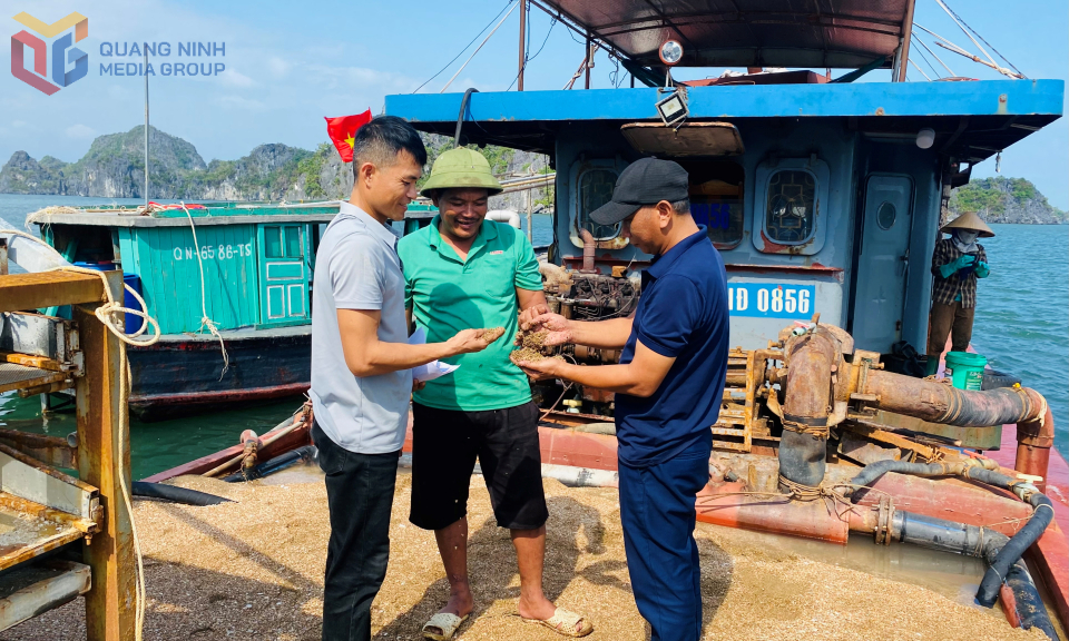 Anh Lê Việt Hùng, xã Đông Xá, huyện Vân Đồn kiểm tra hóa đơn, cát xốp được cấp để nuôi nhuyễn thể tại khu vực Hòn Cát Gia.