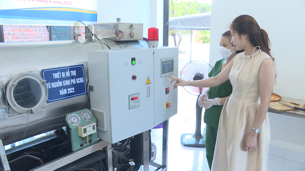 Người lao động Công ty TNHH sản xuất và thương mại Phương Thuỳ (phường Bắc Sơn, TP Uông Bí) ứng dụng thiết bị hiện đại vào sản xuất nấm đông trùng hạ thảo.