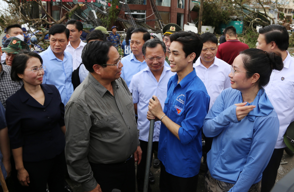 Thủ tướng Phạm Minh Chính trò chuyện, động viên thanh niên TP Hạ Long tham gia khắc phục hậu quả sau bão số 3.