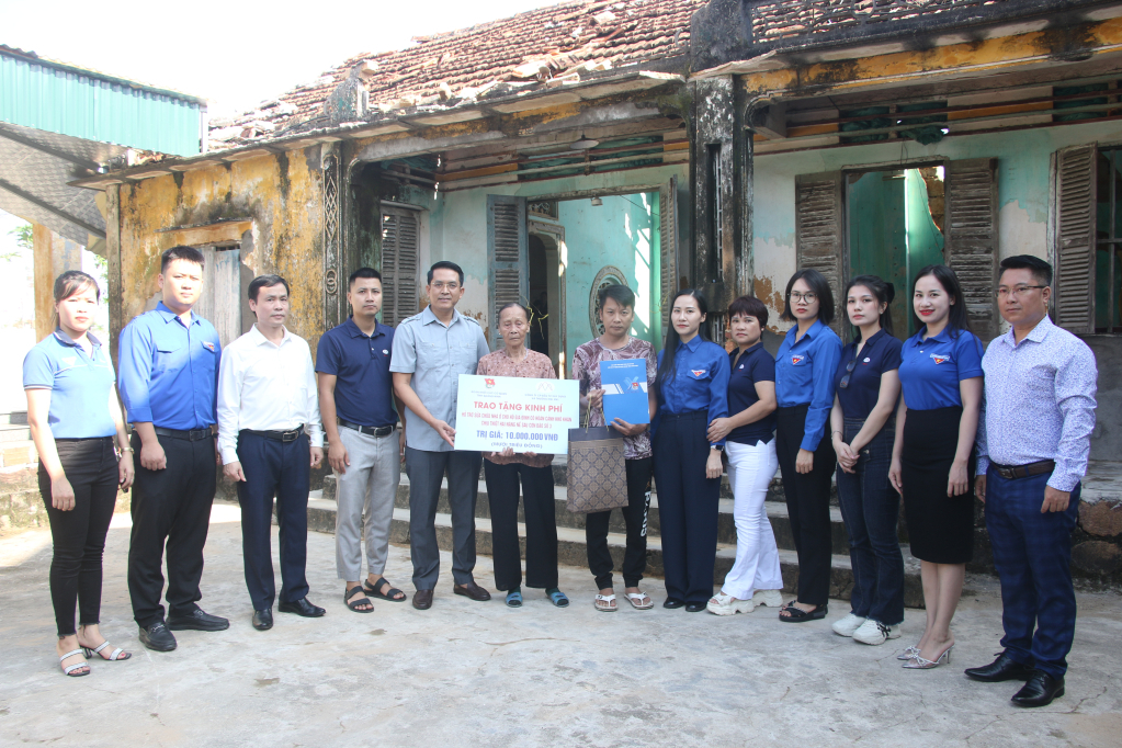 Đoàn Khối các cơ quan tỉnh phối hợp với Công ty CP Đầu tư xây dựng và thương mại MKL đã đến thăm hỏi, tặng quà, trao kinh phí sửa chữa nhà ở cho các hộ