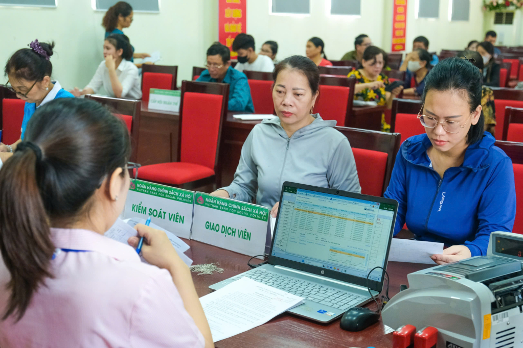 Cán bộ Ngân hàng CSXH TP Cẩm Phả giải ngân vốn vay cho 2 hộ dân bị thiệt hại bởi cơn bão số 3.