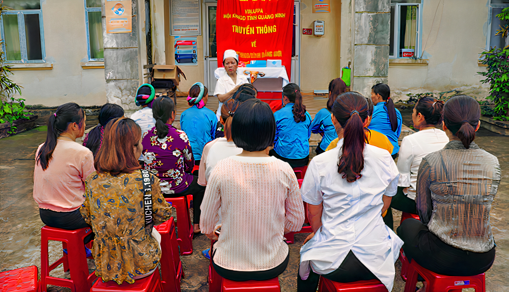 Hội KHHGĐ tỉnh tổ chức hoạt động truyền thông về bình đẳng giới và mất cân bằng giới tính khi sinh tại xã Quảng Tân (huyện Đầm Hà).