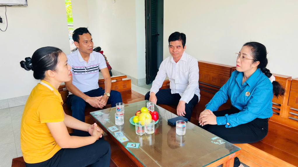 Lãnh đạo Công đoàn ngành Y tế Quảng Ninh và Bệnh viện Đa khoa Hạ Long thăm nhà Mái ấm công đoàn mới của gia đình chị Đỗ Thị Hằng.