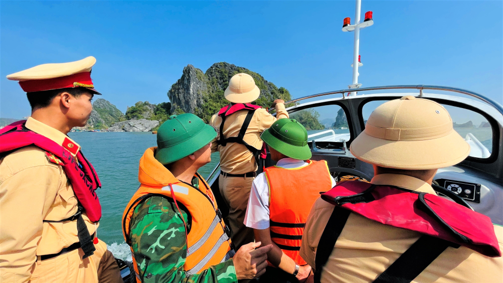Công an huyện Vân Đồn phối hợp với các ngành chức năng tuần tra, rà soát các công trình hạng mục đảm bảo ATGT trên tuyến đường thủy bị thiệt hại do bão.