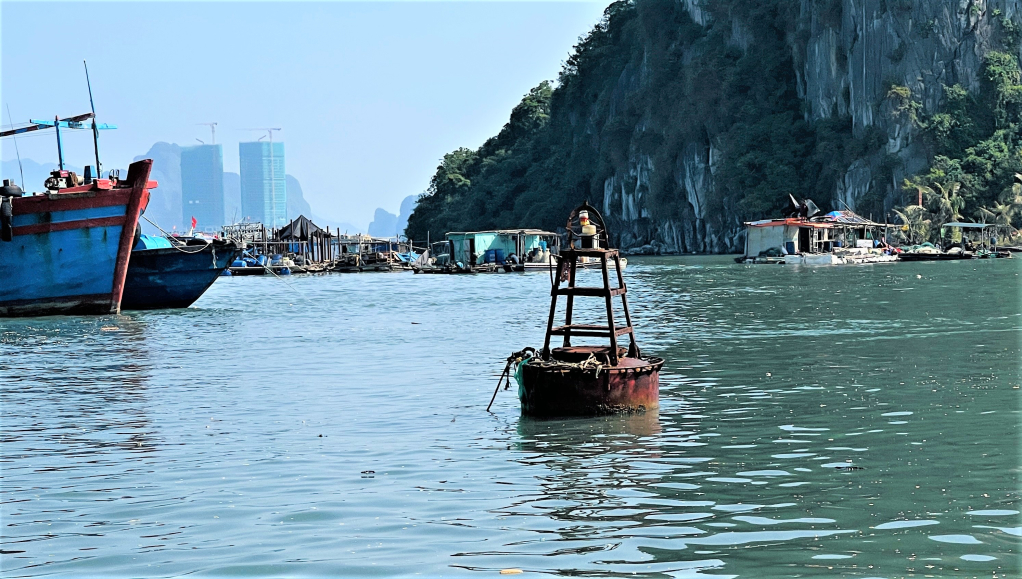 Cùng với việc chịu ảnh hưởng của bão, nhiều phao tiêu báo hiệu trên tuyến đường thủy huyện Vân Đồn cũng đã hư hỏng sau thời gian dài khai thác, sử dụng.