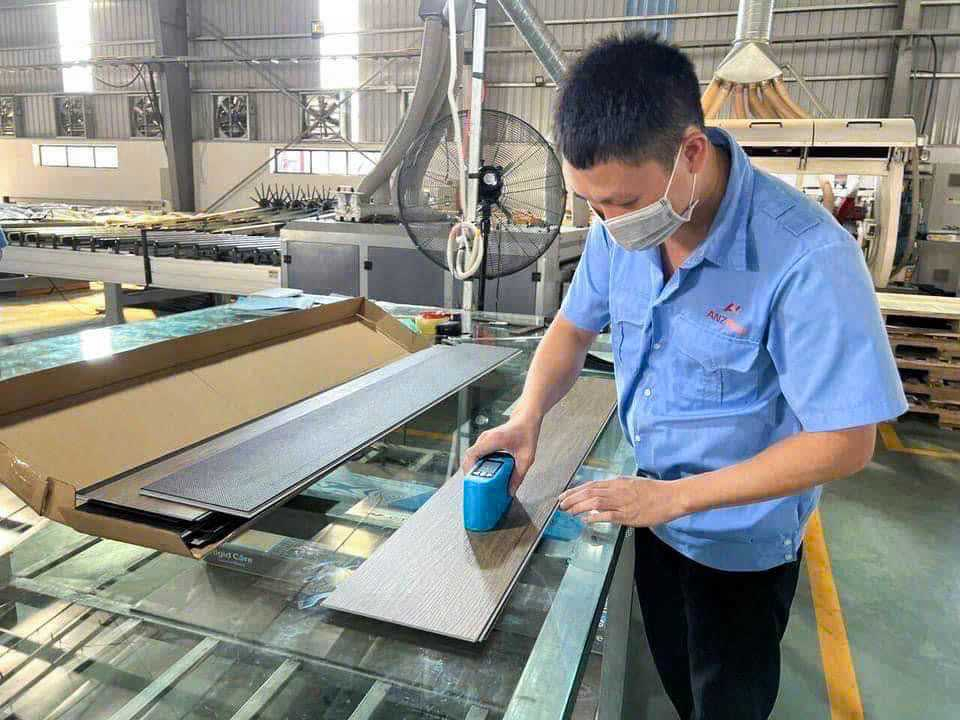 Người lao động Ba Chẽ làm việc tại Công ty cổ phần Sàn ANZ (CCN Nam Sơn, Ba Chẽ).