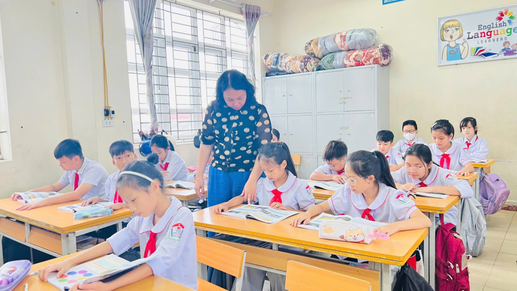 Tiết học của cô trò trường Tiểu học Tràng An, thị xã Đông Triều.