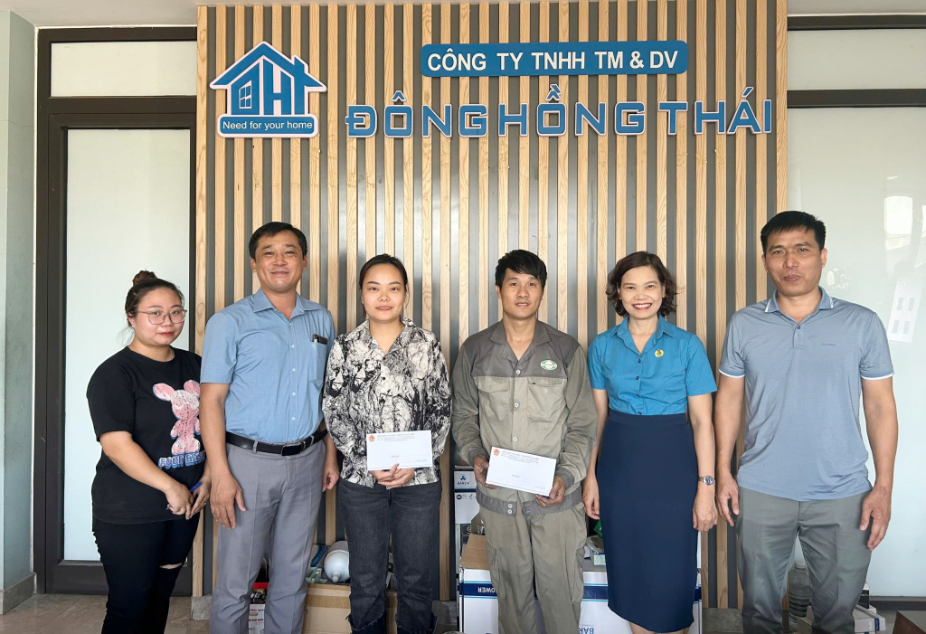 Lãnh đạo LĐLĐ TP Hạ Long thăm hỏi, động viên đoàn viên, người lao động của Công ty Thương mại và dịch vụ Đông Hồng Thái bị ảnh hưởng bởi bão số 3.