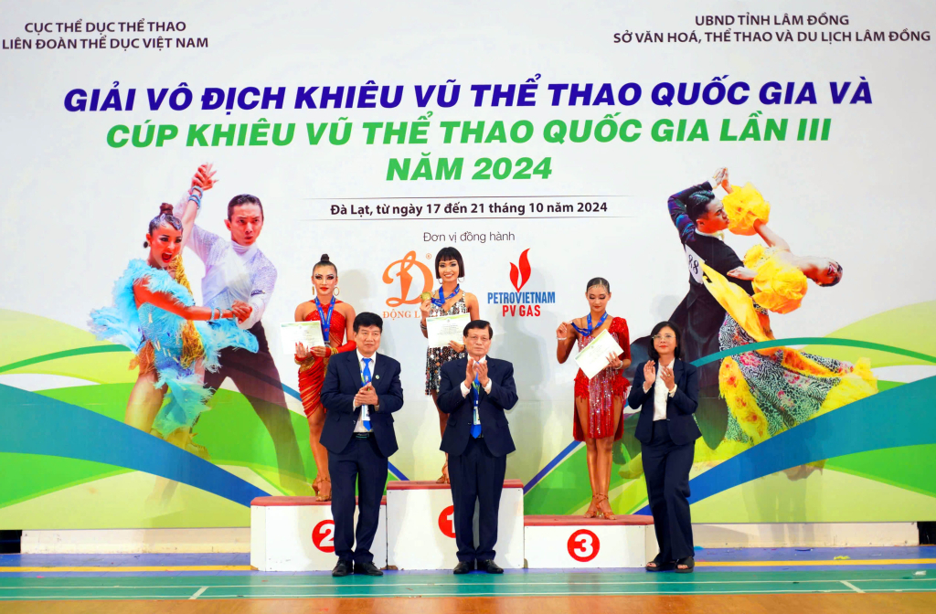 VĐV Nguyễn Trọng Nhã Uyên xuất sắc đoạt HCV ở nội dung solo toàn năng 5 điệu Latin.