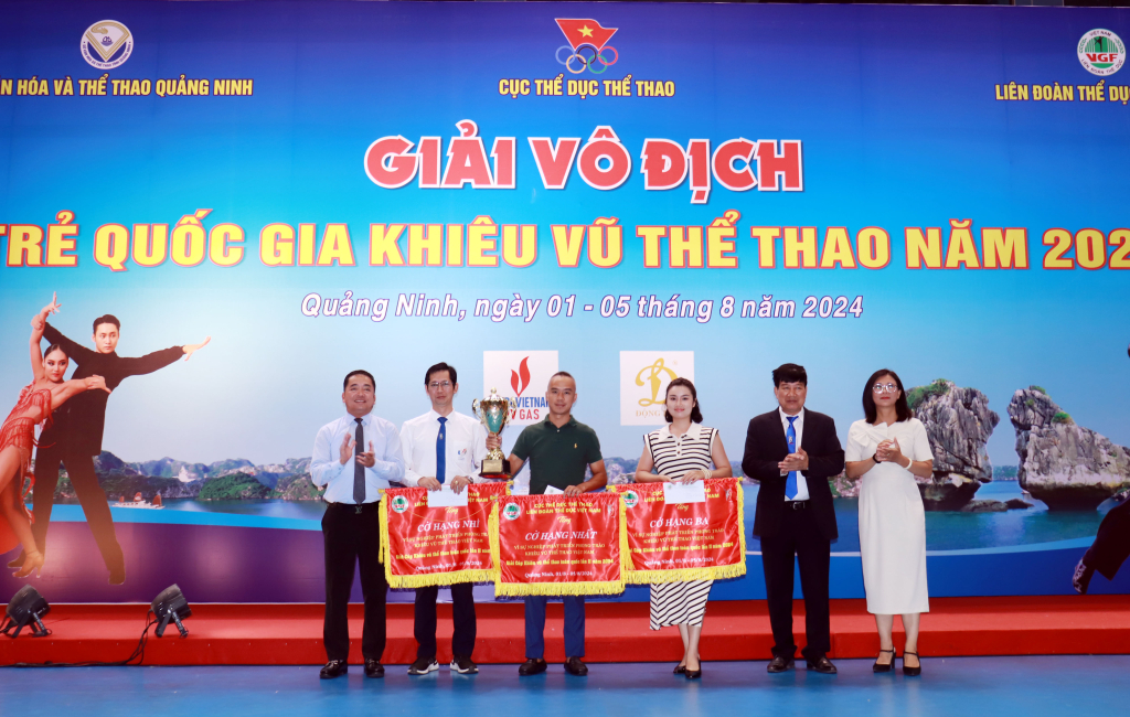 Quảng Ninh là một trong các địa phương được Cục TDTT tặng cờ vinh danh vì sự nghiệp phát triển phong trào môn khiêu vũ thể thao.