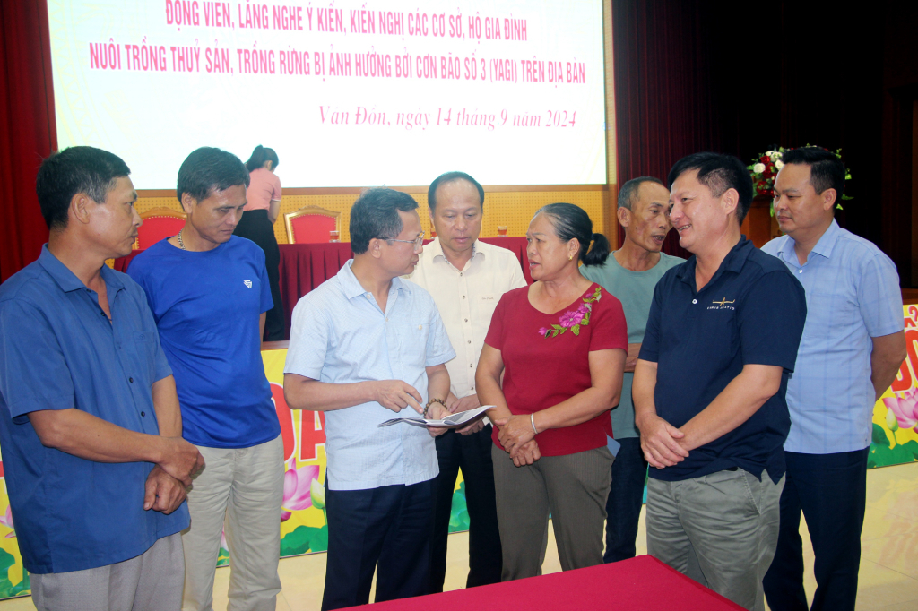 Đồng chí Cao Tường Huy, Chủ tịch UBND tỉnh, trao đổi với các cơ sở, hộ NTTS và trồng rừng trên địa bàn huyện Vân Đồn.