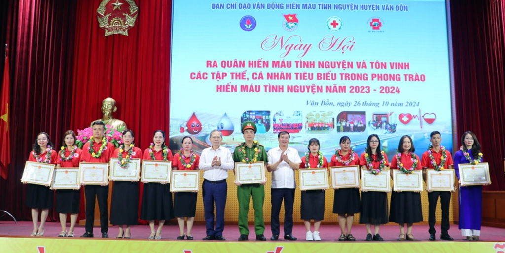 Thường trực Ban Chỉ đạo Vận động HMTN tỉnh và huyện Vân Đồn tôn vinh các tập thể, cá nhân có thành tích xuất sắc trong phong trào HMTN năm 2023-2024.