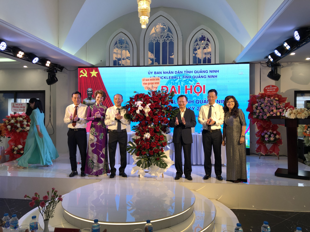 Đồng chí Cao Tường Huy – Phó Bí thư, Chủ tịch UBND tỉnh tặng hoa chúc mừng Đại hội