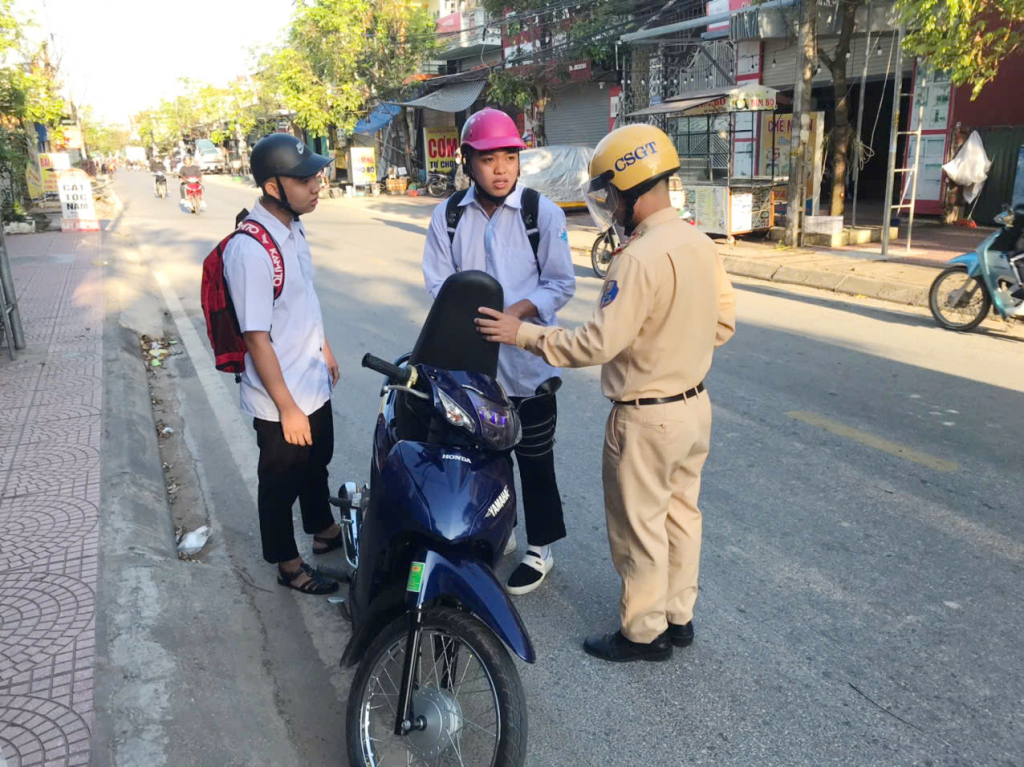 Lực lượng CSGT, Công an TX Quảng Yên tăng cường kiểm tra, xử lý tình trạng học sinh vi phạm TTATGT.