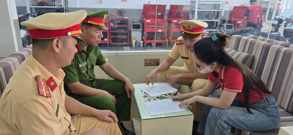 Công an TX quảng Yên tổ chức cho hộ kinh doanh mô tô, xe máy ký cam kết không bán xe cho người dưới 15 tuổi.