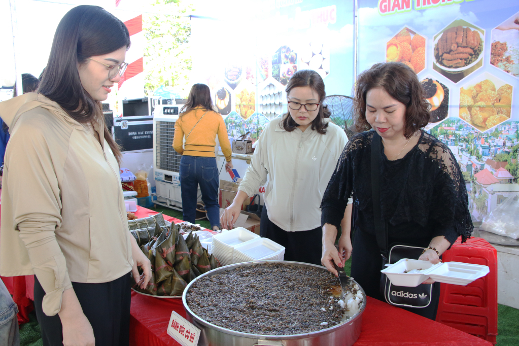 Du khách tìm hiểu, thưởng thức ẩm thực độc đáo của địa phương tại lễ hội Trà Đường Hoa - Hải Hà năm 2024.